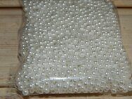 Бусины под жемчуг (пластик) 4 мм, цв.белый (3 гр. примерно 100 шт)